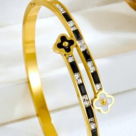 HOW GORGEOUS IS THIS BRACELET! MINI CLOVERS BLACK AND WHITE WRAP AROUND CUFF - Picture 1 of 3